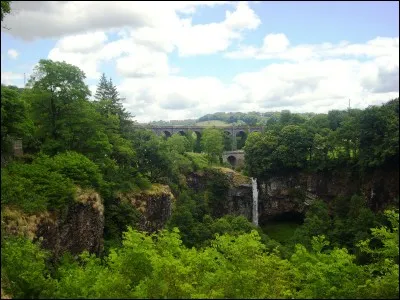 Quelle chanteuse française qui a eu pour titre "L'école est finie." est issue d'une famille originaire de Salins près de Mauriac dans le Cantal ?