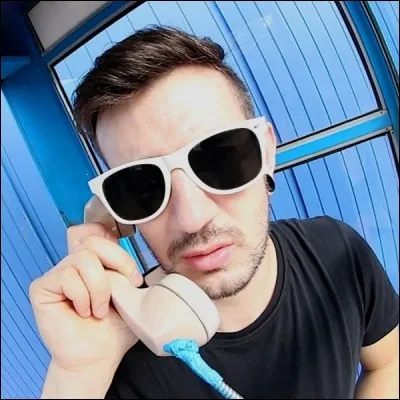 Que fait Alex (son mari) durant la journée ?