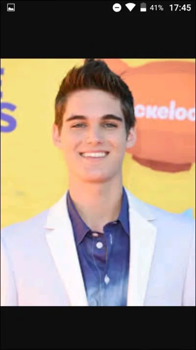 Comment s'appelle le copain du personnage principal ?