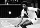 Athur Ashe. Tennisman am�ricain. Quel grand tournoi remporta-t-il en 1975 ? Indice : sur gazon.