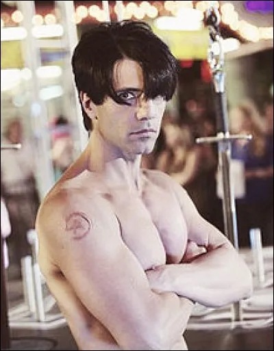 Quel magicien américain au style gothique et pratiquant le "street magic" a fait une apparition dans "Les Experts : Manhattan" où il joue le rôle de l'illusionniste Luke Blade ?