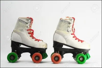 Une adolescente est passionnée par le patin à roulettes.