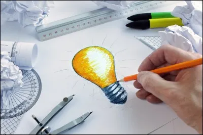 Deux enfants s'amusent à construire leurs inventions.