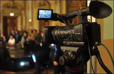 Teddy filme le quotidien de sa famille pour sa petite sœur.