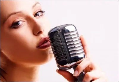 Une adolescente rêve de devenir chanteuse.