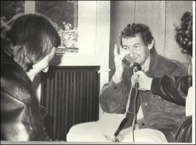 Citation de Pierre Desproges : Quéquette en juin, ...