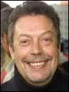 Dans quel film d'horreur Tim Curry se cache sous du maquillage ?