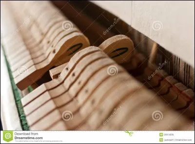 Quel instrument de musique, de la famille des cordes frappées, fonctionne grâce à un petit marteau qui tape sur les cordes ?