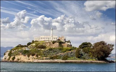 D'où je suis, on peut voir l'île d'Alcatraz, des lions de mer etc. Je me trouve à San Francisco, dans le quartier du Fisherman's Wharf. Que suis-je ?