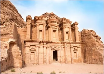 Quelle merveille du monde moderne se situe en Jordanie ?