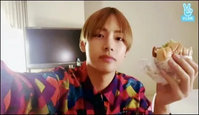 En quelle langue européenne, V a-t-il prononcé un mot lors d'un live sur V Live ?