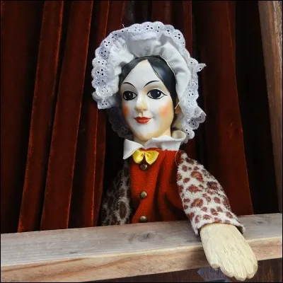 Comment s'appelle cette marionnette, personnage féminin récurrent du théâtre de Guignol ?