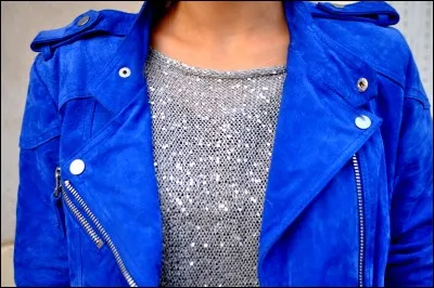 Pourquoi les femmes blondes doivent-elles éviter de porter des vêtements de couleur bleu électrique et bleu foncé ?