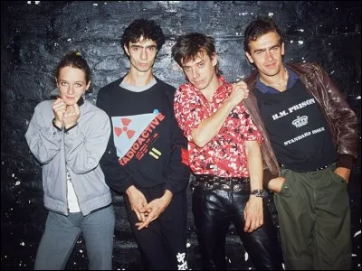 Qui a chanté "Le jour s'est levé. Sur une étrange idée." ?