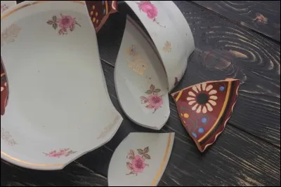 Le jour de la Saint-Sylvestre, dans lequel de ces pays européens pourrez-vous lancer de la vaisselle cassée à la porte de vos amis en signe de chance ?