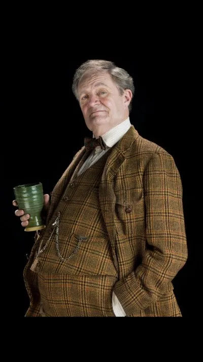 Dans le film "Harry Potter et le Prince de sang-mêlé", quel professeur de Poudlard récompense Harry avec une fiole de chance liquide ?