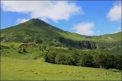 Combien y a-t-il eu d'explosivités volcaniques dans le volcan Puy Mary - Cantal ?