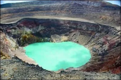 Quelle est la hauteur du volcan Santa Ana ?