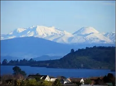 Dans quel pays se situe le volcan Taupo ?