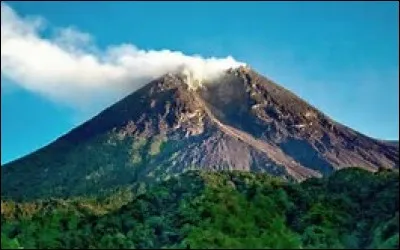 Quelle est la hauteur du volcan Merapi ?