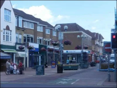 Cette petite ville loge un aéroport. Je vous présente :