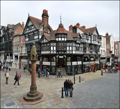 Cette ville est traversée par le fleuve Dee et se situe dans le Cheshire est est assez proche de la frontière du Pays de Galles.