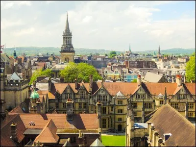 En Angleterre deux universités sont extrêmement reconnus. Il y a l'université de Cambridge et l'université d'(e) (...) Je ne vous le dirai pas, c'est le nom de la ville que vous cherchez !