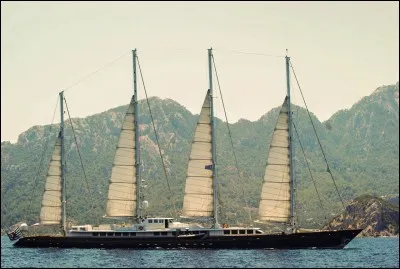 Quel chanteur rend hommage au navigateur Alain Colas, disparu a bord de son navire Manureva, avec sa chanson éponyme ?
