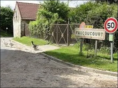 Nous sommes dans les Hauts-de-France à l'entrée du village de Faucoucourt. Nous nous situons dans le département ...