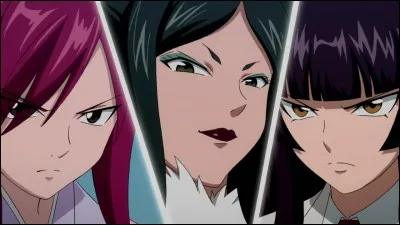 Quel est le nom de la femme au centre de la photo ?