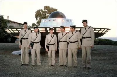 Quel c&eacute;l&egrave;bre acteur a jou&eacute; dans "Le Gendarme et les Extra-terrestres" ?