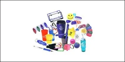 La cuillère, le saladier et le moule sont :