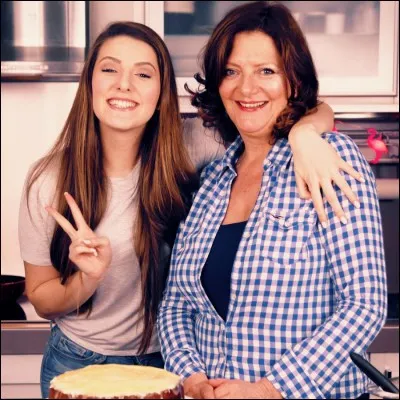 Qui est cette youtubeuse qui fait le V de la victoire ?