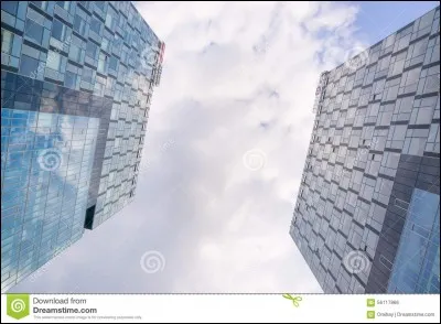 Une corde de 20 m&egrave;tres est tendue entre deux immeubles, sachant que la corde redescend de 10 m&egrave;tres, quelle est la distance entre les deux immeubles ?