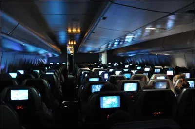 Pourquoi &eacute;teint-on la lumi&egrave;re au d&eacute;collage et &agrave; l'atterrissage d'un avion la nuit ?