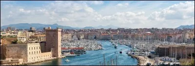 C'est la Venise normande.
Indice : Ville aux cent clochers.