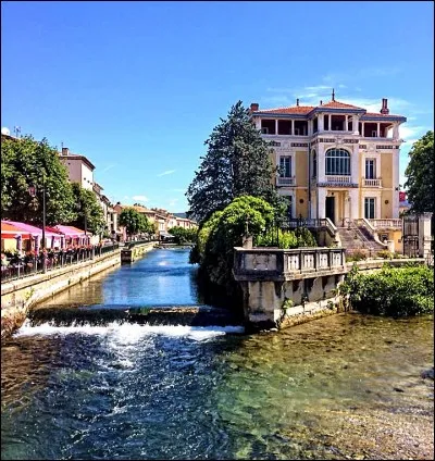 C'est la Venise comtadine.
Indice : Plate-forme européenne du commerce des antiquités.