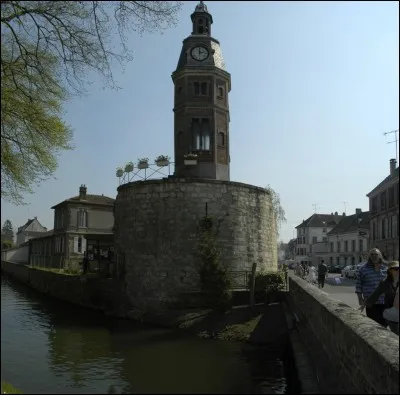 C'est la Venise de la Brie.
Indice : Lieu de tournage du film de Christian Faure « Marie Besnard, l'empoisonneuse » avec Muriel Robin.