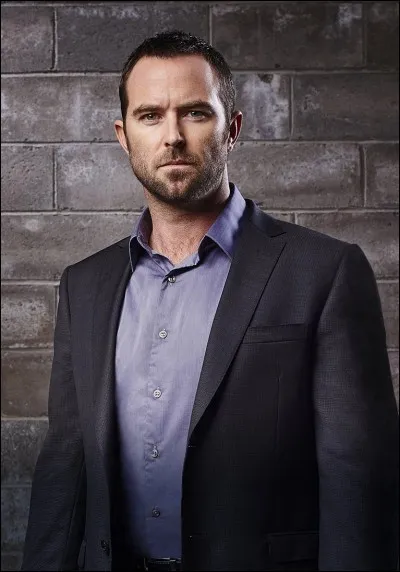 Comment s'appelle l'agent du F.B.I dont le nom a été tatoué sur notre inconnue ?