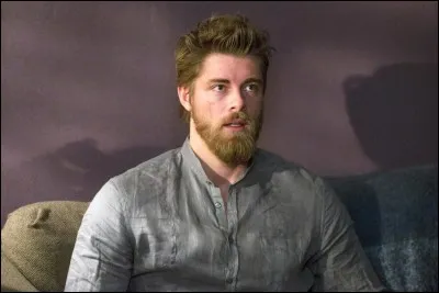 On apprend aussi qu'elle a un frère, comment s'appelle-t-il ?