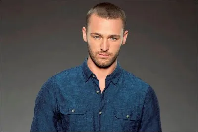 Comment s'appelle l'agent avec qui elle va être recrutée ?