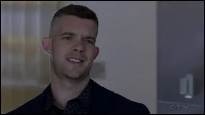 Comment s'appelle-t-il et pour qui travaille-t-il ?