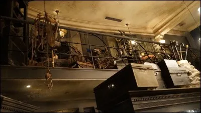 Autre que le Chemin de Traverse, on vous apprend qu'il existe une autre rue, pas très nette. Là-bas, les passants sont vraiment étranges et font parfois des trucs louches. Elle porte même un nom sombre : "L'Allée des Embrumes".