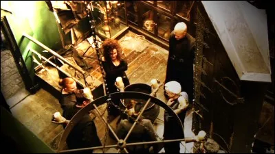 Et encore, d'après la rumeur, Mr Malefoy s'y rendrait avec son fistounet pour y vendre ou acheter des objets pas nets. On raconte même que c'est dans cette boutique qu'a travaillé Voldemort. Son nom ? "Barjow et Beurk"