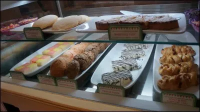 Tous ces achats vous ont donné faim. Je peux vous comprendre. De plus, par cette chaleur, rien de mieux qu'un bon dessert glacé. Et en faisant vos courses, vous avez vu cette boutique : "Les glaces Florian Fortarôme". Let's go !