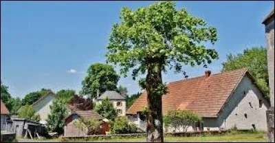 Nous terminons notre balade dans l'ancienne région Auvergne, à Verneugheol. Nous sommes dans le département ...