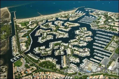 Il n'y a pas de complexe résidentiel incluant un port de plaisance sur les côtes françaises de la Méditerranée.