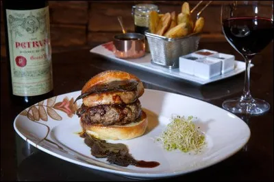 Lettre « G »comme « Gastronomie » !
Si votre gamin a une envie irrépressible d'un hamburger de chez Hubert Keller, dans son restaurant « Fleur de Lys », à Las Vegas, n'hésitez surtout pas à lui dire un « non » bien ferme. Avec la bouteille d'un grand cru, ce hamburger est le plus cher au monde !
Combien vous coûtera-t-il ?