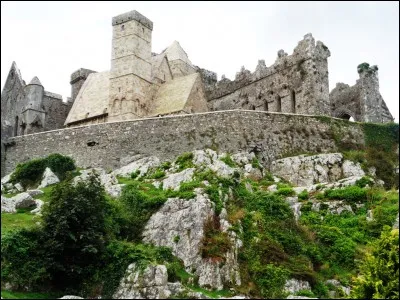 Art : Quel est cet ensemble architectural religieux, situé sur une promontoire rocheux du comté de Tipperary, qui rassemble un cimetière, une tour ronde, une chapelle et une cathédrale gothique, désormais en ruine ?