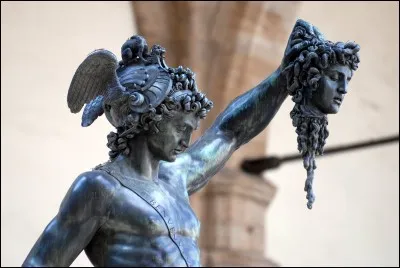 Dans la mythologie grecque, quel est le cadeau que Persée fit à Athéna ?